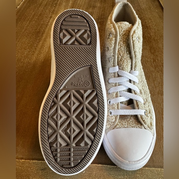 Brand new cozy high top Converse - Picture 3 of 3